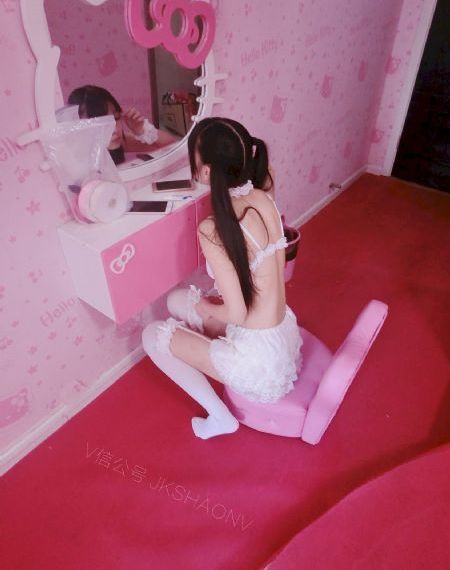 皇上捏住宫女的巨峰_BD全集免费观看